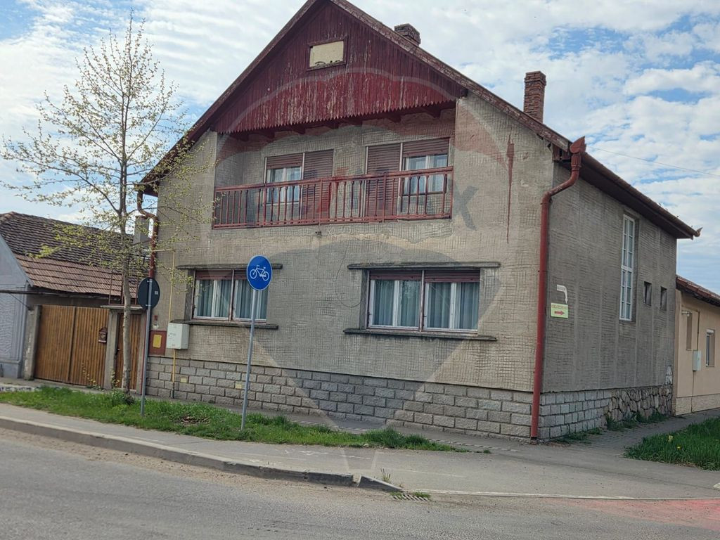 Casă cu etaj , curte proprie