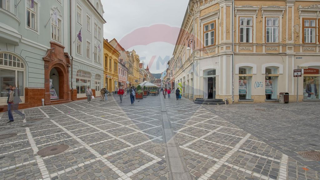 Apartament 3 camere si două băi, Str Republicii, Centru...