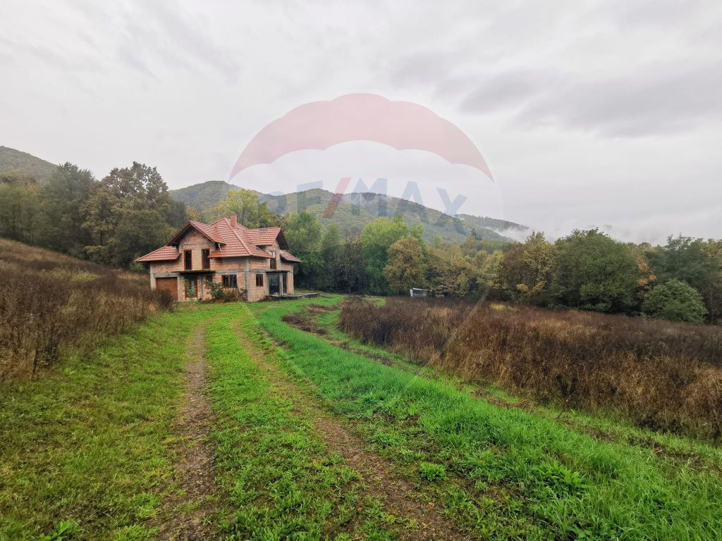 Casă la roșu de vânzare – 6.400 mp teren – Copalni...