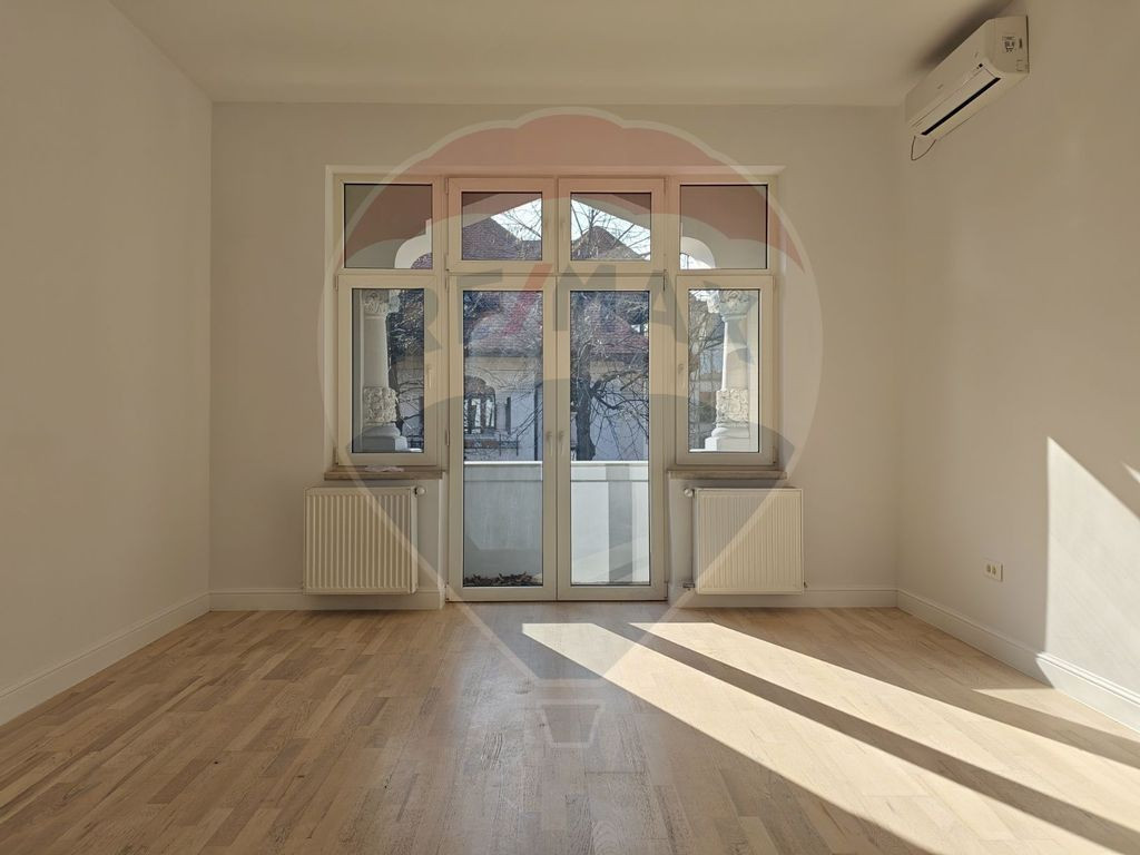 Casă / Vilă din perioada interbelică proaspăt renovată