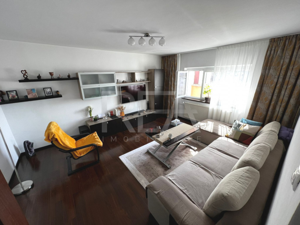 3 camere Vitan decomandat, parcare, et. 6, an 1995, metrou,