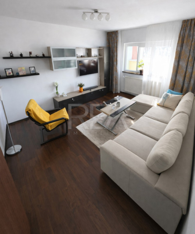 3 camere Vitan decomandat, parcare, et. 6, an 1995, metrou,