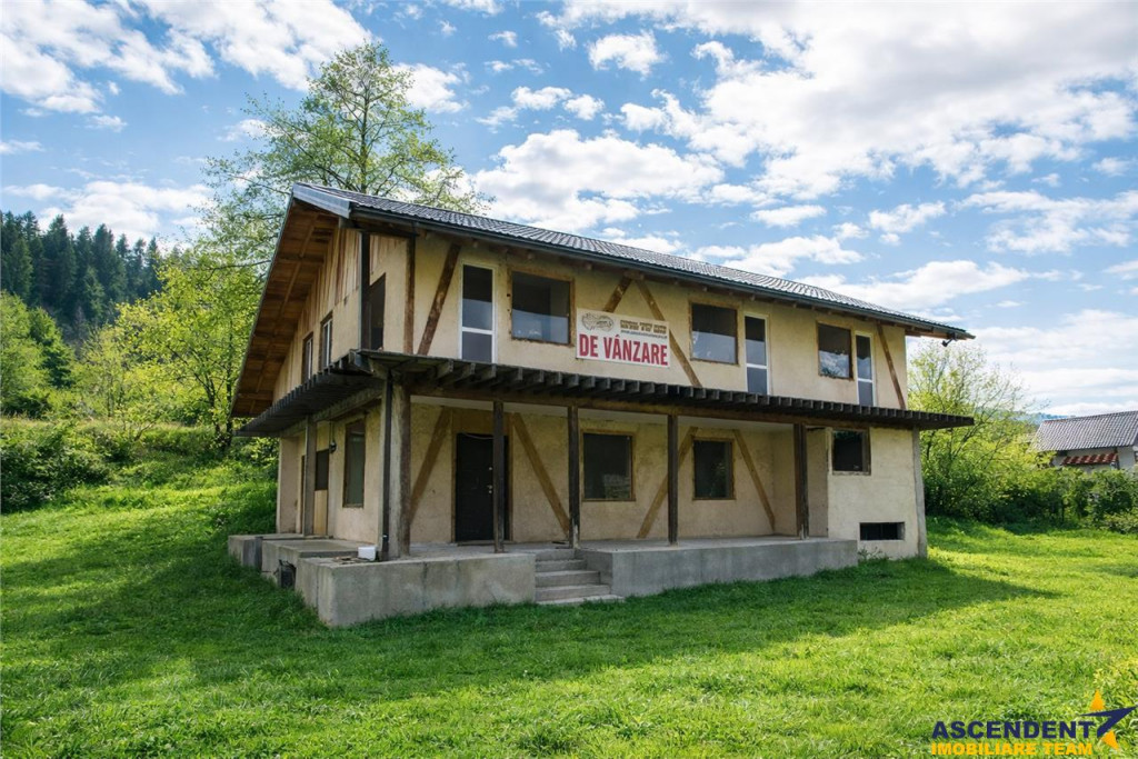 FILM! Constructie rustica tip Casa Verde, cu parau si panora