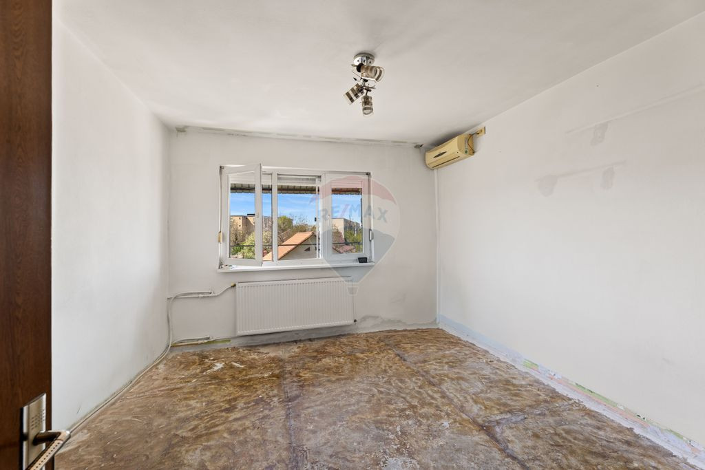 Garsoniera de vânzare zona UTA, etaj 2