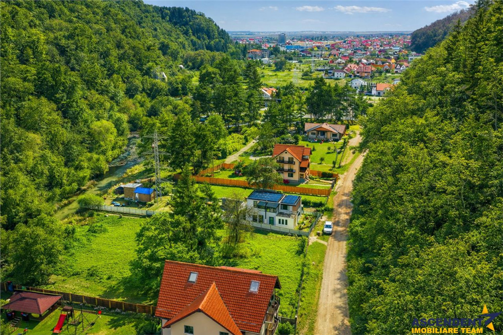 Film! Teren intravilan pe 1.300mp, arie apreciabila de case,