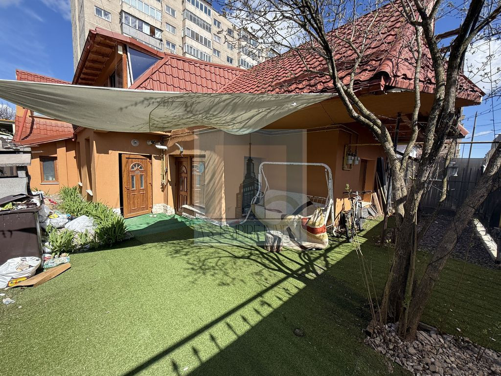 Casa 10 camere, 5 bai, 380 mp teren - zona Astra