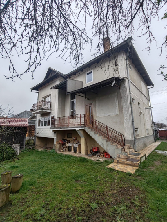 Casă spațioasă cu teren generos, aproape de centrul oraș