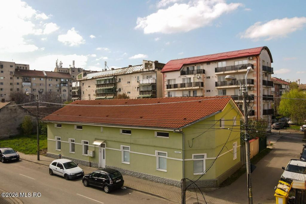 Lunei - Ion Neculce, 2 Apartamente. Mansarda 157 mp. Anex...