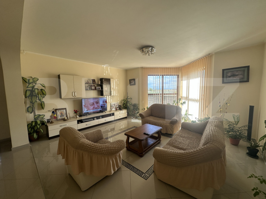 Casă spațioasă cu etaj, teren generos și livadă, Zona P