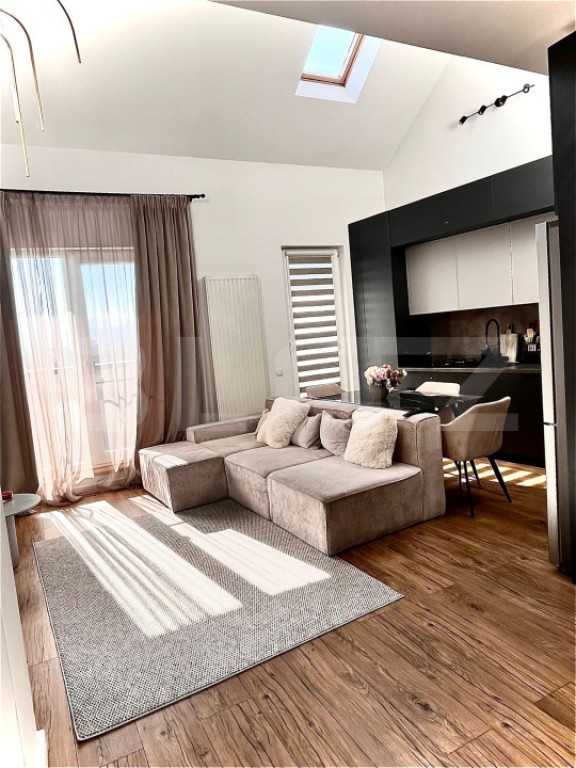 Penthouse pe 2 niveluri, 3 camere, 78 mp, terasa, zona Pod I