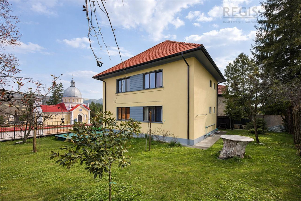 Apartament 2 Camere in Centrul Istoric cu Garaj si Curte