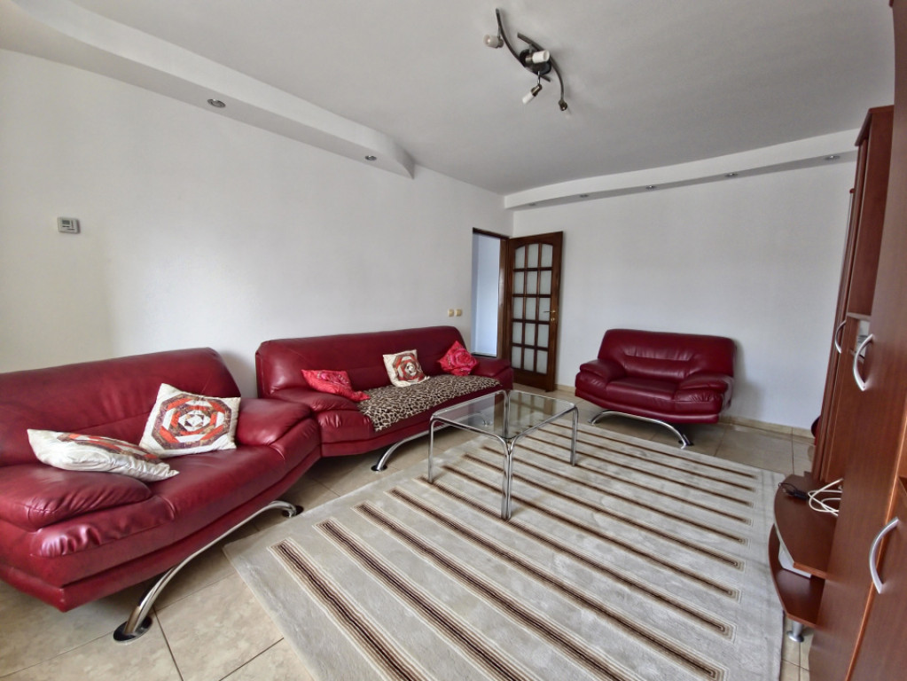 Apartament nou, 3 camere cu loc de parcare si curte situat