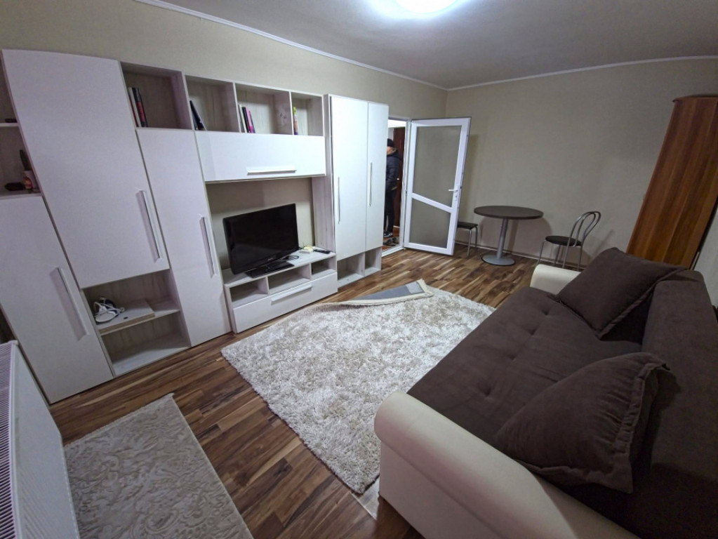 Dacia Bld. Tomis 2 camere decomandat parter zonă excelen