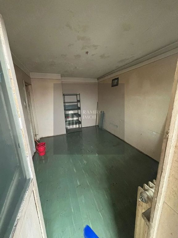 Apartament 2 camere decomandat DE RENOVAT