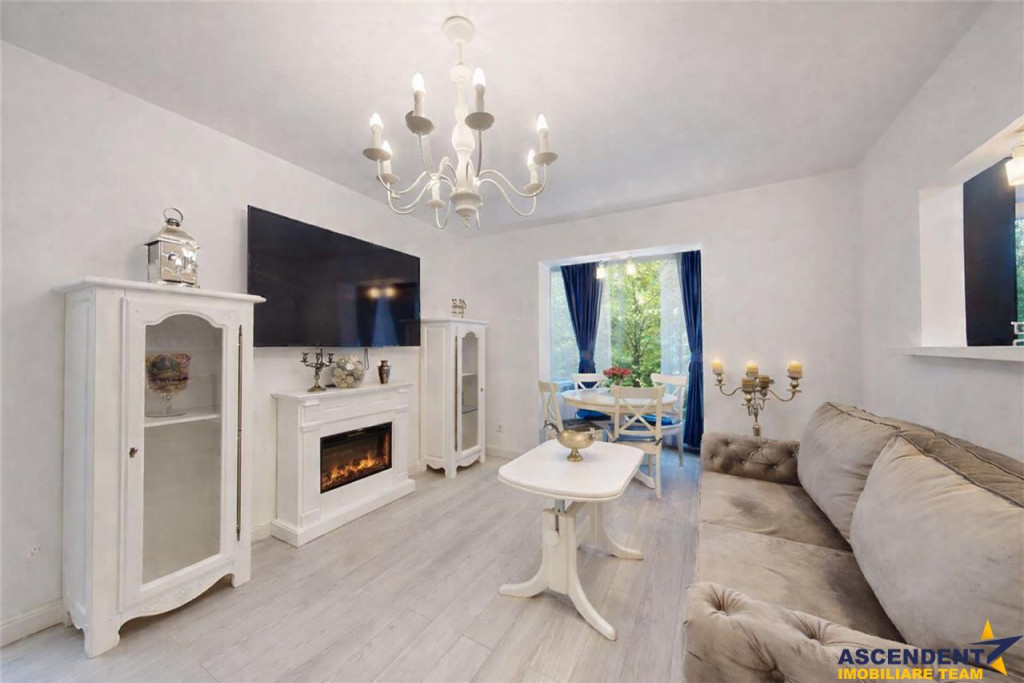 Eleganta si simplitate - Centrul Civic, renovat, etaj 2, des