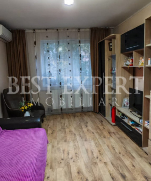 Apartament 4 camere cu geam la baie, bloc reabilitat