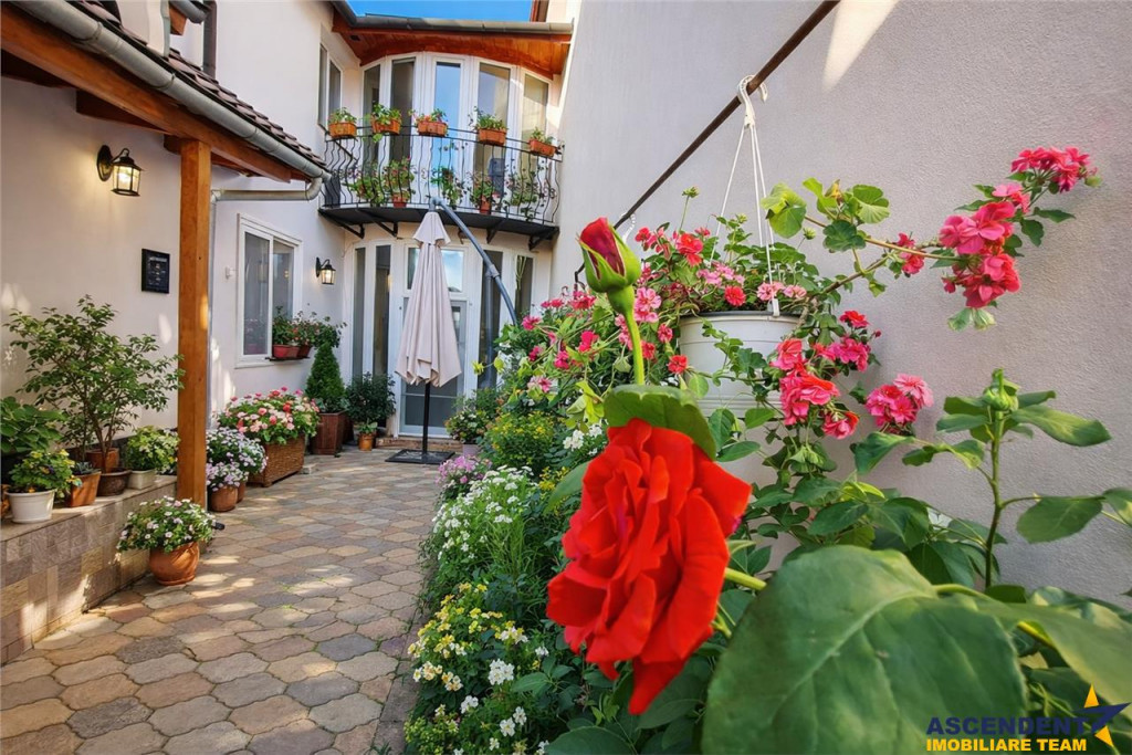 Pe incantare florala, casa cu 5 camere, curte individuala -