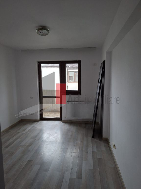 Apartament cu trei camere de vanzare-Metalurgiei-Aparator...