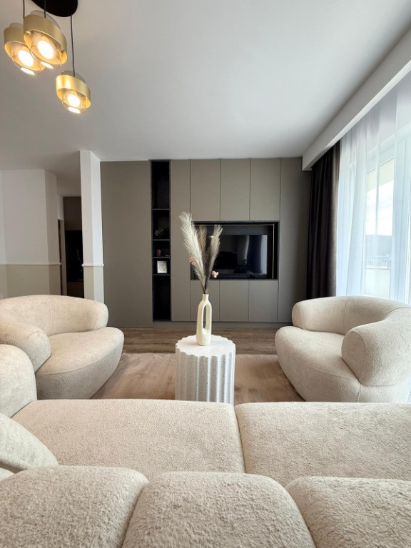 Penthouse 3 camere la Cheie, str. Eroilor, Floresti