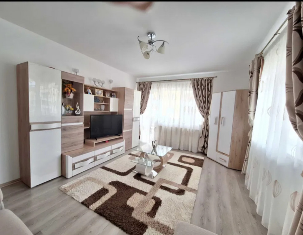 Apartament cu 2 camere, decomandat - zona Sanpetru