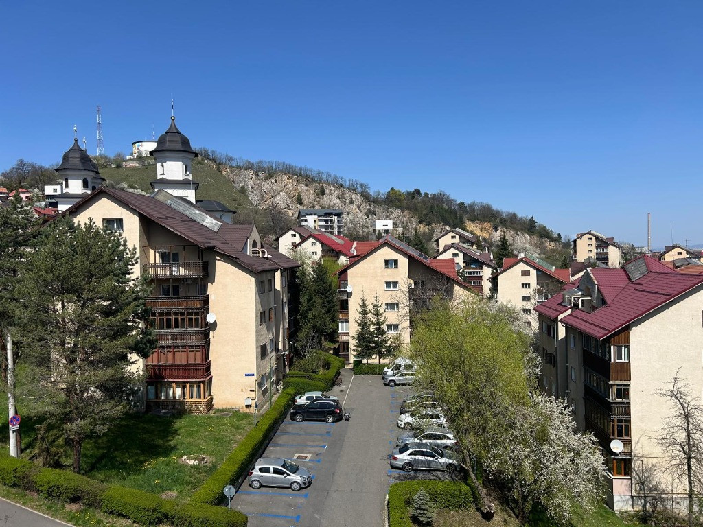 Racadau - Garsoniera cu extindere la mansarda, spatioasa, de renovat!