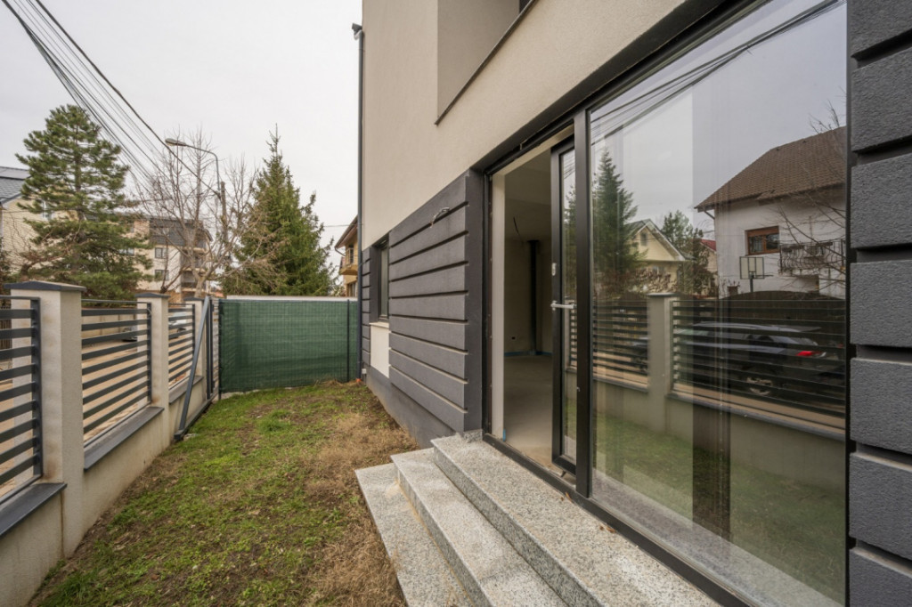 Se preda finisata - 4 bai - 3 dormitoare - curte - parcare -