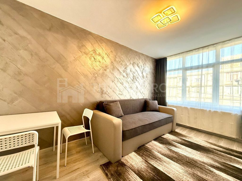 Garsoniera decomandata, etaj intermediar - Zona Tractorul...