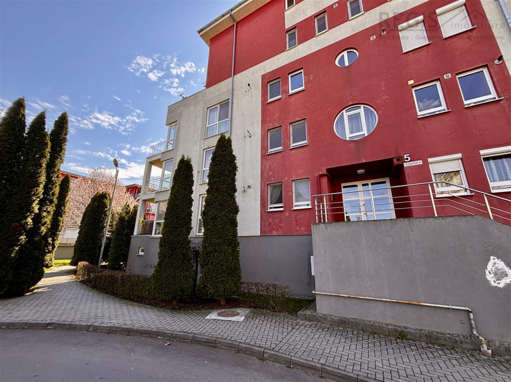 De | 3 camere decomandat, parcare si boxa