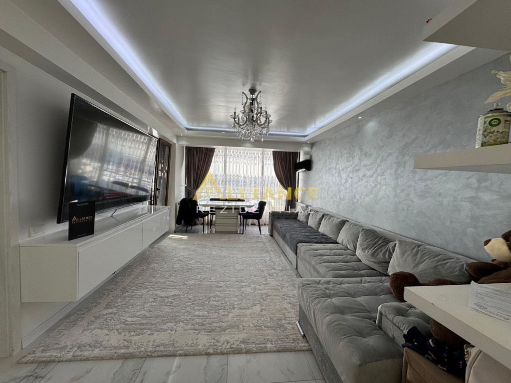 Young Residence 2 cam 64 mp la 10 min metrou