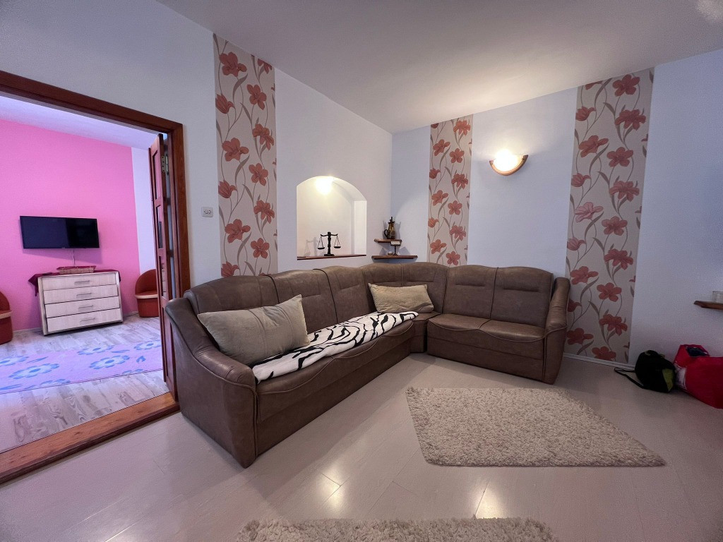 Apartament 2 camere,etaj 1,zona Progresul