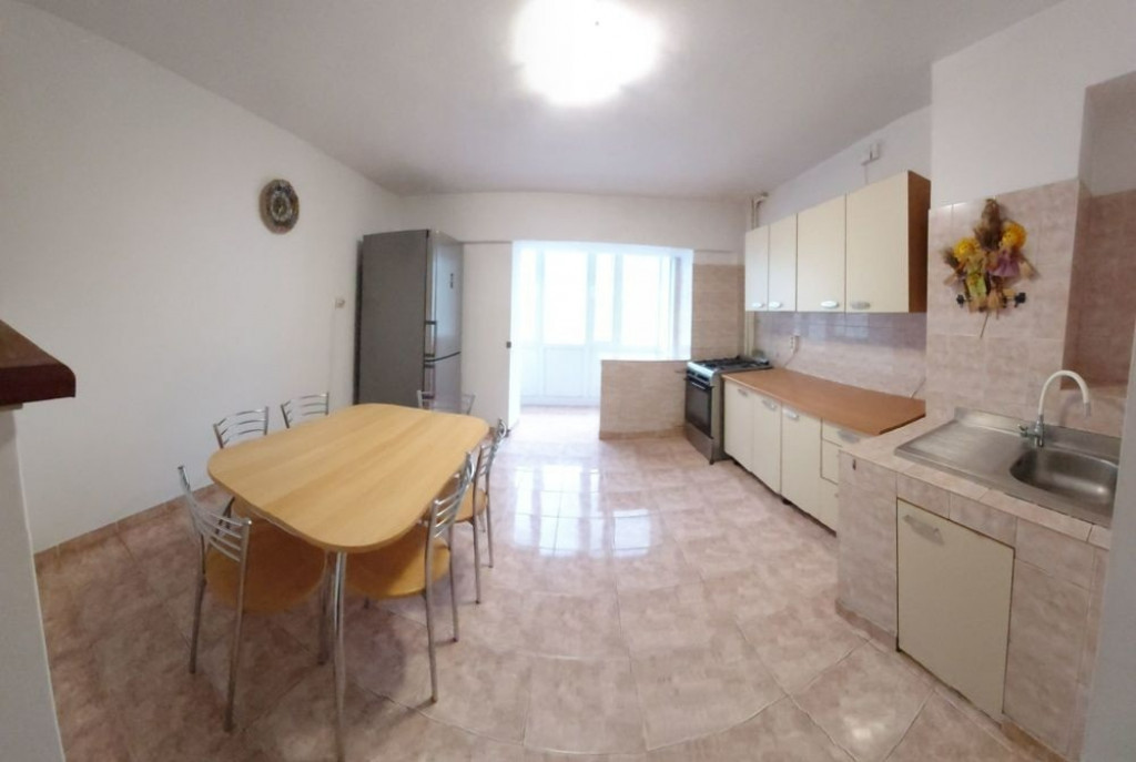 Apartament cu 4 camere, decomandat, situat în ZONA CENTRALĂ UNIRII.