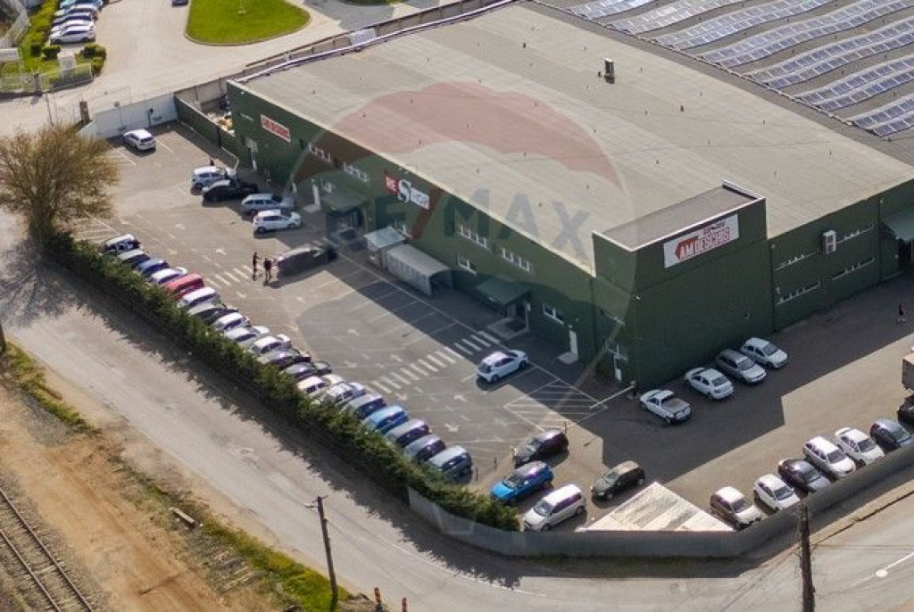 Hala industriala 1271 mp de închiriat- str Câmpul Lini?...