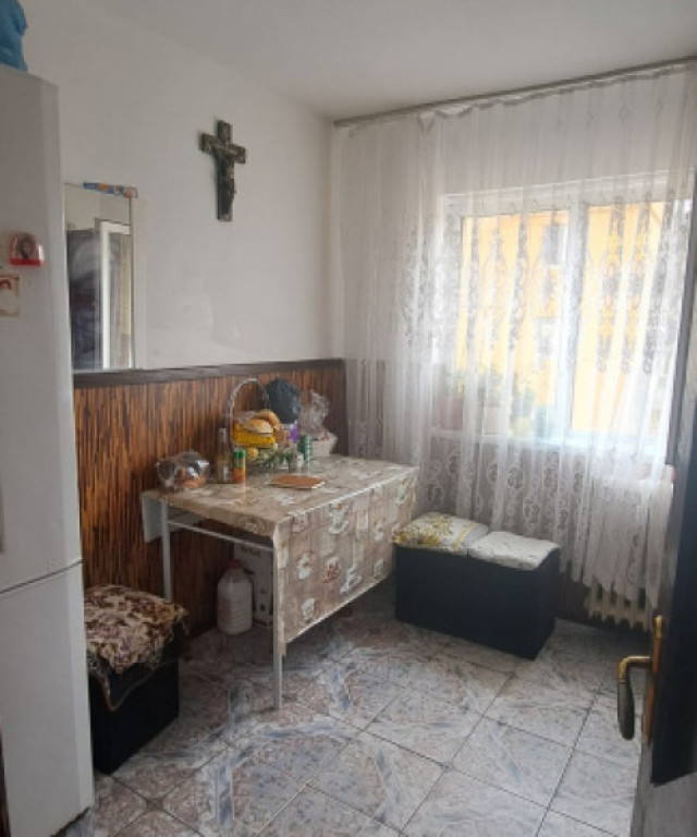Apartament 3 camere, 38 mp, zona Piata Valea Rosie