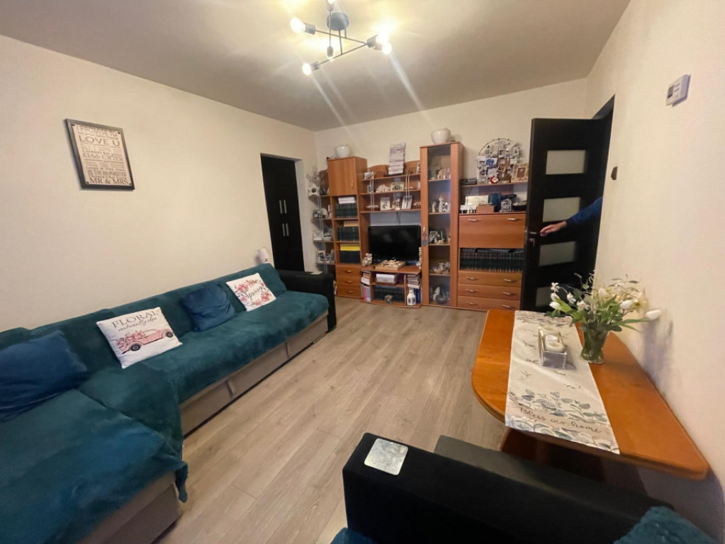 Apartament cu 3 camere, etaj 3, Craiovita Noua