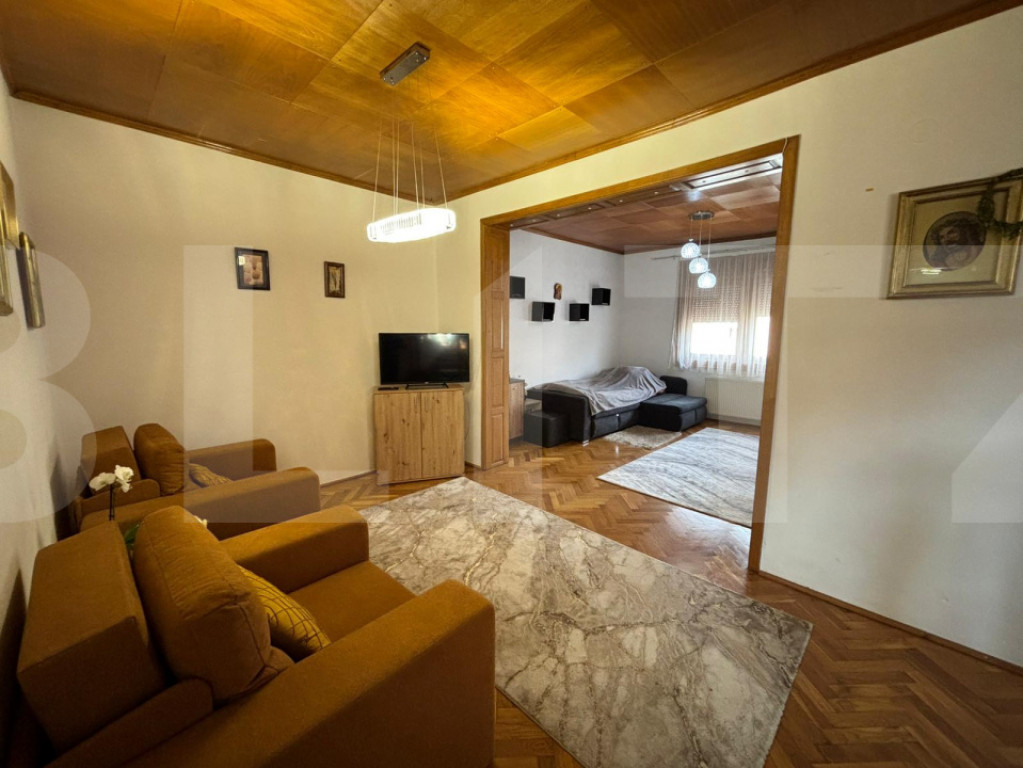 Casă modernă, 7 camere, pompă de căldură și panouri fo