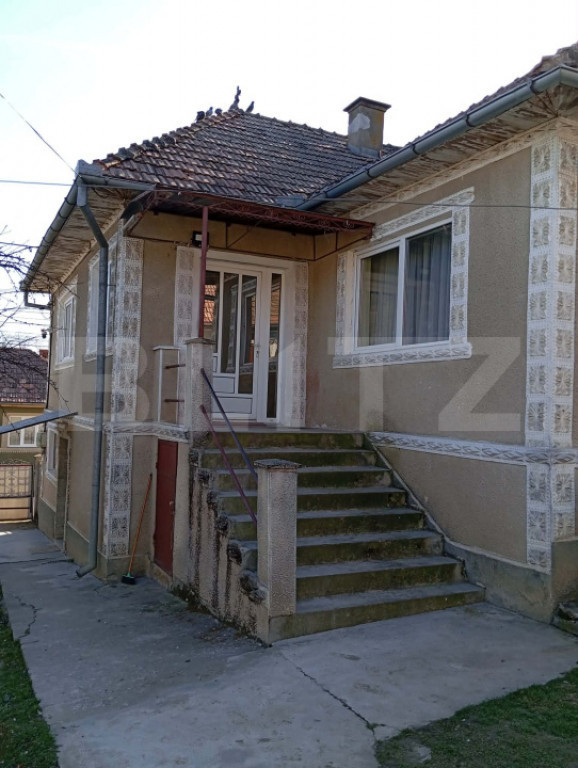 Casă spațioasă cu teren generos, de 3000 mp și priveliș