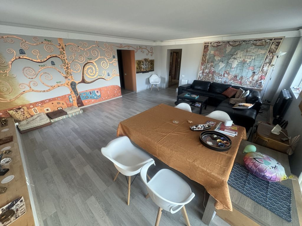 Apartament 4 camere transformat in 3 zona Capitol cu Cent...