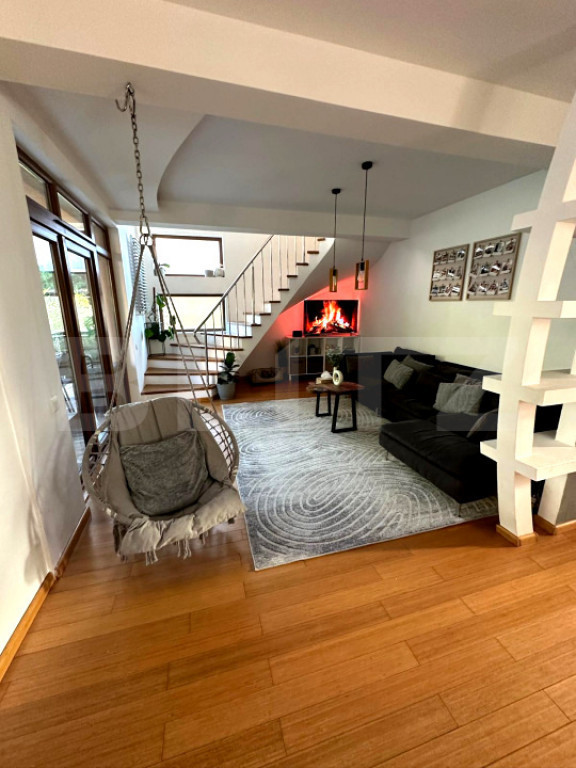 Casă individuală mobilată în stil scandinav, curte amena