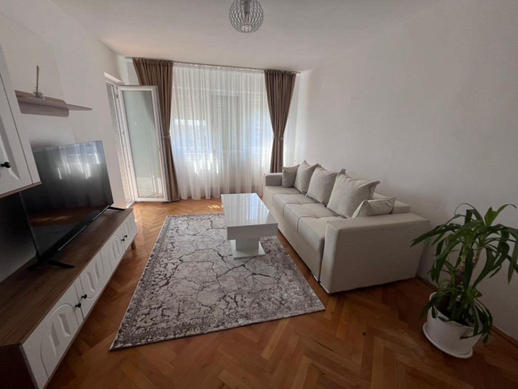 Apartament 3 camere, 65 mp decomandat, zona 1 Mai