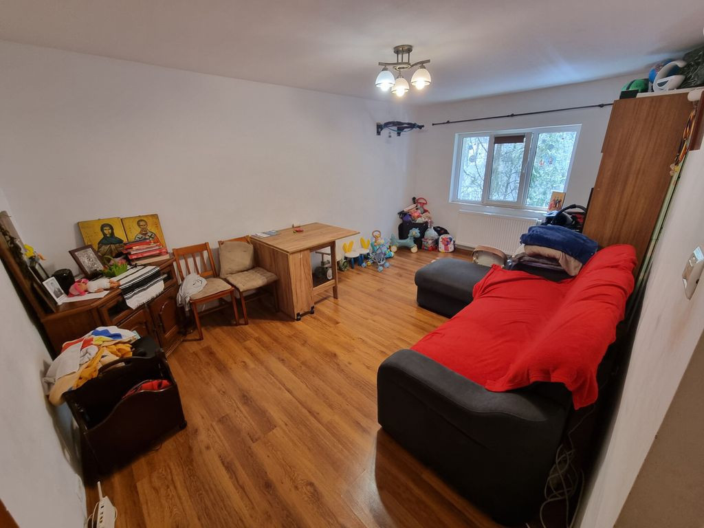 Apartament cu 3 camere în zona Casa de Cultura