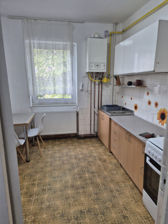 Apartament 3 camere, decomandat, 65 mp, etaj 1, zona Sasar