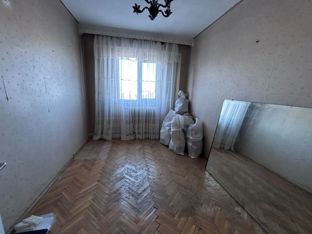 - Apartament 3 camere conf. 1 decomandat Plantelor, etaj int