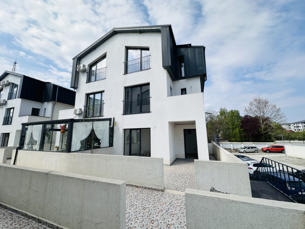 Super Vila în Roșu , 161 mp construiti, 2 garaje acoperite