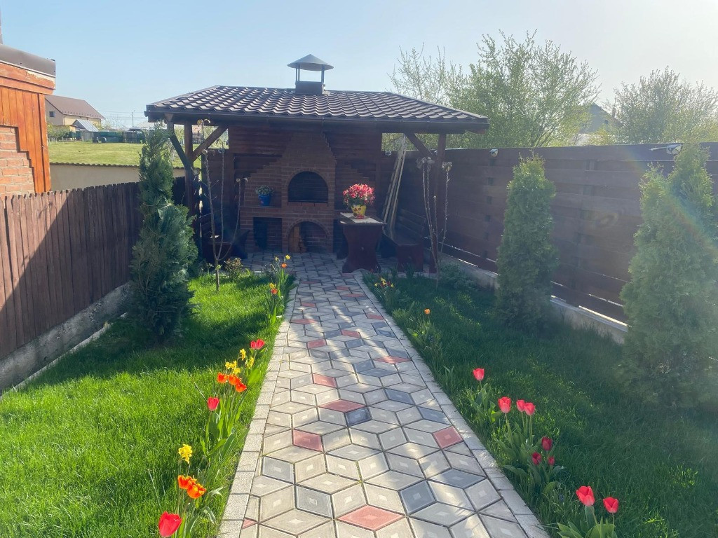 Vand casa cocheta si discreta aproape la pret de cheta