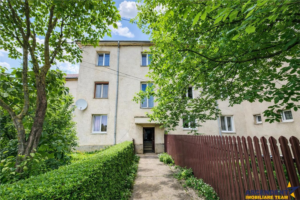 FILM! Apartament 2 camere,decomandat,cu garaj,1.400 mp teren