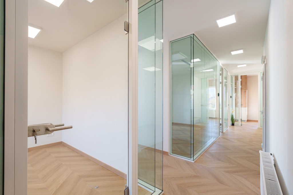 Birou individual totul NOU in cladire de birouri, Central, i