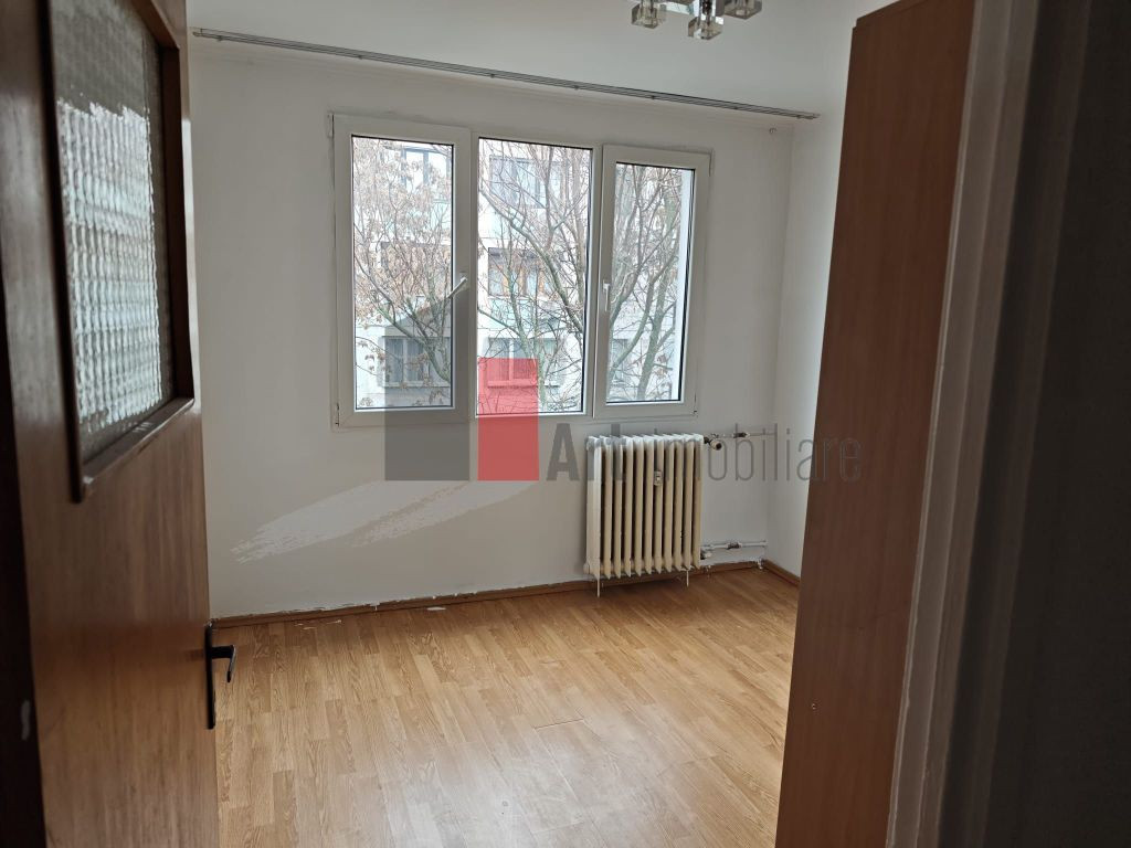 Vânzare apartament 3 camere Bd. Obregia - Piața Strădu...