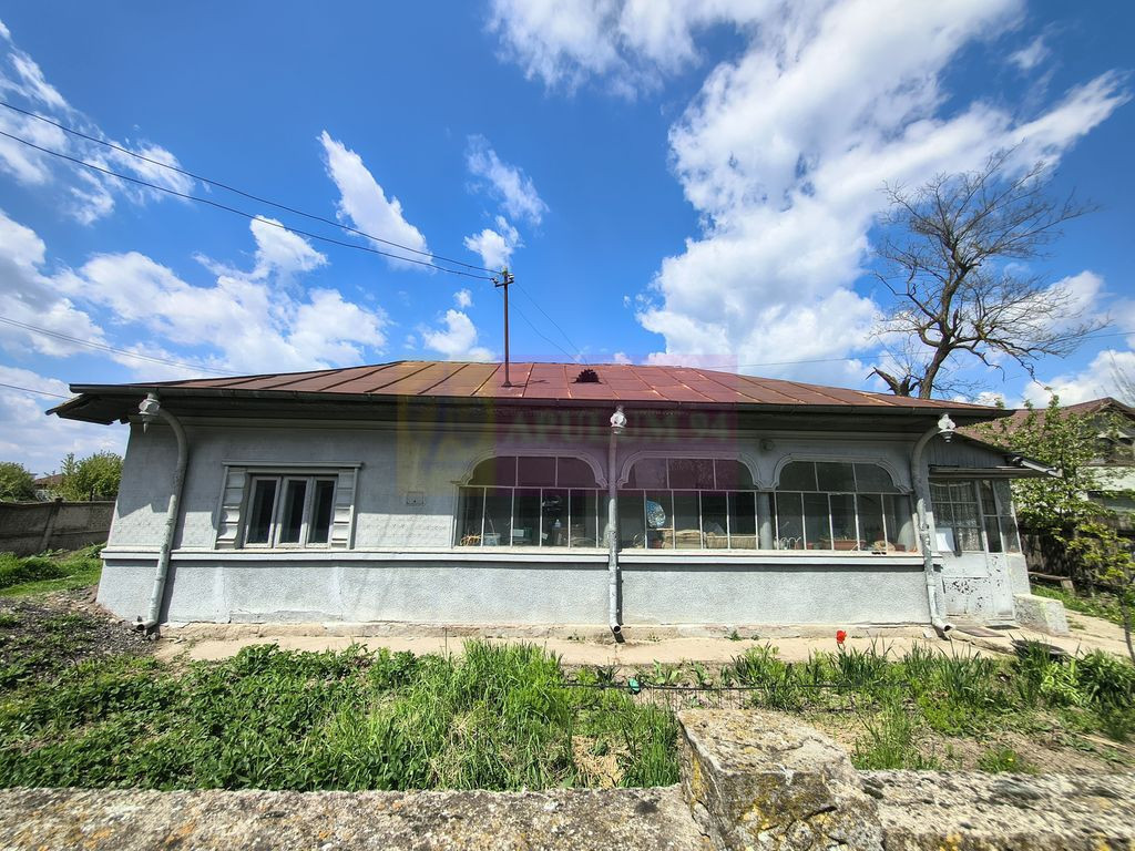 Teren cu o casă demolabilă în satul Poșta la 15 minut...