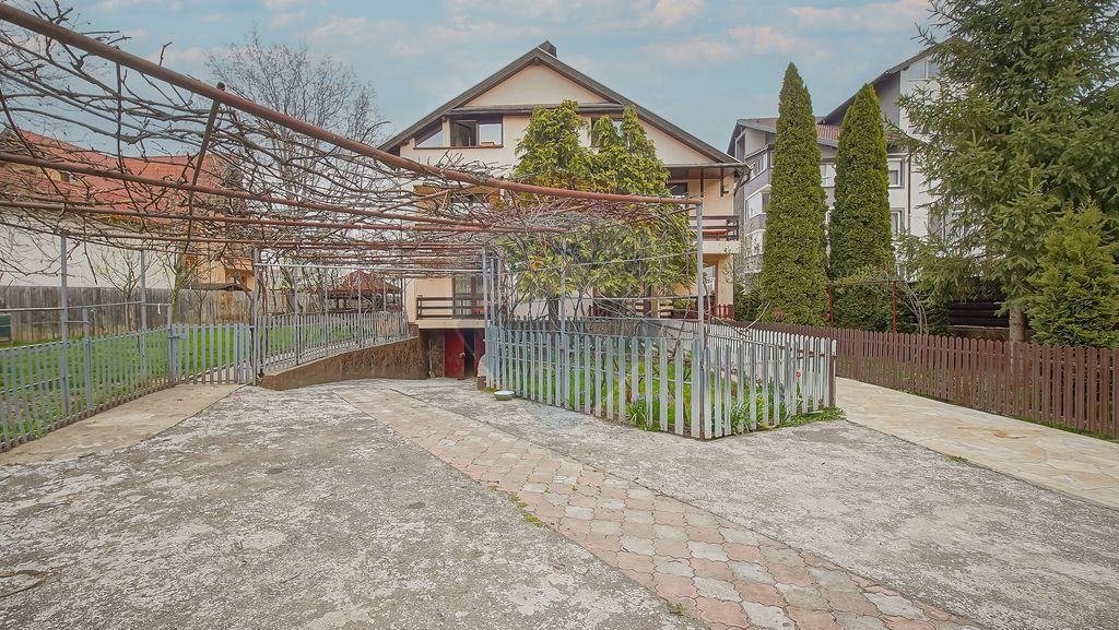 Vilă cu Teren Generos - Tractorul, Potrivită pentru Loc...