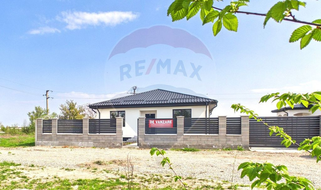 Casa spațioasă P+M, 195 mp, 3 dormitoare și 3 băi –...